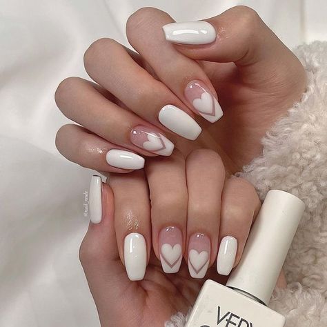 Are you in search of some attractive white nail designs to experiment with during this season? If yes, then you have landed on the right article! As summer is approaching, I have curated a list of my preferred styles to offer you some ideas. I have included various designs ranging from abstract to indie to cater to different preferences.Many of these styles can be easily replicated in the comfort of your own home! If you’re interested in trying a matte style,