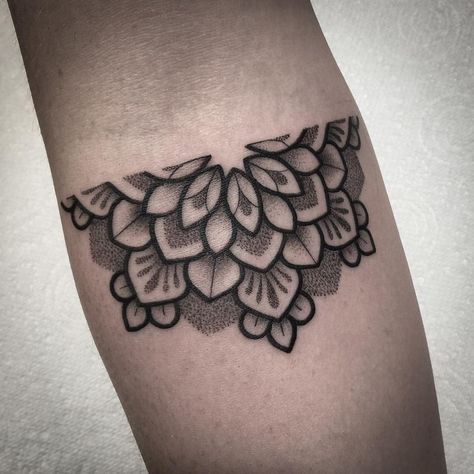 Mandala Tattoo Hip, Half Mandala Tattoo Design, Black Mandala Tattoo, Half Mandala Tattoo, Dotwork Tattoo Mandala, Mandala Wrist Tattoo, Wrist Tattoos Girls, 2024 Tattoo, Half Mandala