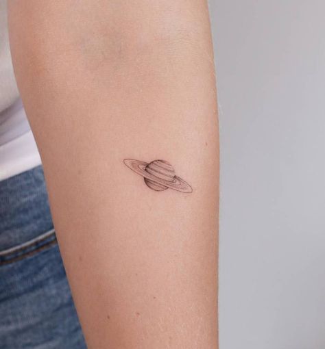 Tatuaje Ekg, Astronomy Tattoo, Saturn Tattoo, Tattoos To Cover Scars, Fineline Tattoo, Planet Tattoos, Bff Tattoos, Cute Little Tattoos, Tatuaje A Color