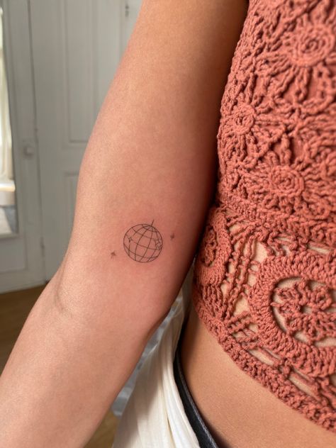 Tattoo Ideas Pretty, Partner Tattoo, Disco Ball Tattoo, Dr Tattoo, Hand Tattoo Ideas, Ball Tattoo, Taylor Swift Tattoo, Petit Tattoo, Monkey Tattoos