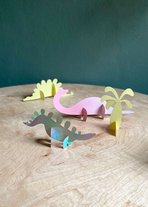 Dinosaurier basteln – ganz einfach mit Druckvorlagen https://www.wlkmndys.com/dinosaurier-basteln/ Dino Party, Dinosaur Birthday, Diy Party, Diy For Kids, Paper Art, Crafts For Kids, Arts And Crafts, Paper Crafts, Stud Earrings