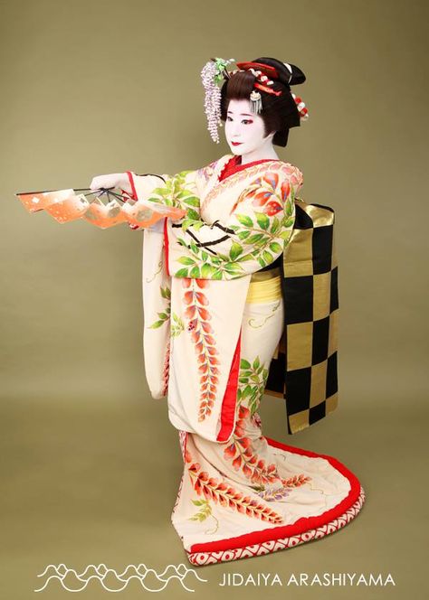 A woman dressed as a kabuki dancer at a kimono photography experience. Bando Tamasaburo, Kabuki Costume, Oc Reference, Japanese Traditional Clothing, Geisha Art, Japanese Clothing, Japanese Geisha, Maneki Neko, Japanese Prints