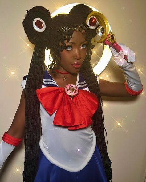 𝒞𝒽𝑒 on Instagram: "Sailor Moon 🌙✨but give her black hair and locs!  Yes, I took a million photos and cried. Young me was so happy to be in this cosplay   Brooch @starlit.creation  Lips @fentybeauty  Foundation @makeupforever   #sailormoon #sailormooncosplay #blackhairsailormoon #moonie #sailormoonanime #sailormooncrystal #sailormoon90s" Sailor Moon Black Cosplay, Sailor Moon Cosplay Black Woman, Things To Cosplay, Cosplay Ideas Black Women, Cosplay Black Women, Cool Cosplays, Last Minute Cosplay, Poc Cosplay, Black Women Cosplay