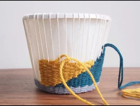 Woven Planter, Koti Diy, Basket Weaving Diy, Weaving Loom Diy, Weaving Loom Projects, Diy Lampe, Diy Weaving, Pot Plant, Summer Decorating Ideas