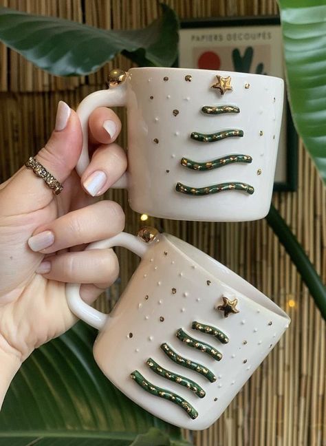 Morning Beverages, Mug Noel, Holiday Pottery, Affordable Aesthetic, Halloween Facts, Clay Cup, Cerámica Ideas, Christmas Decor Inspiration, Diy Ceramic