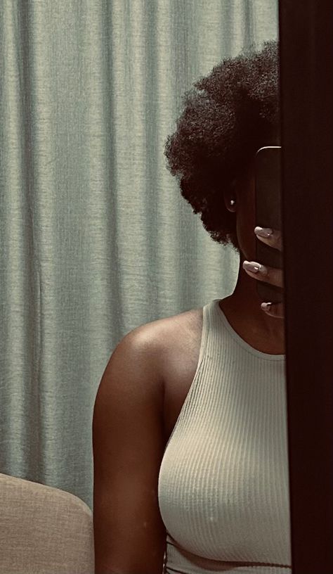 No Face Black Women, Baddie Selfies, Black Afro, Beautiful Photoshoot Ideas, Black Photography, Black Femininity, Melanin Beauty, Best Photo Poses, Afro Hair