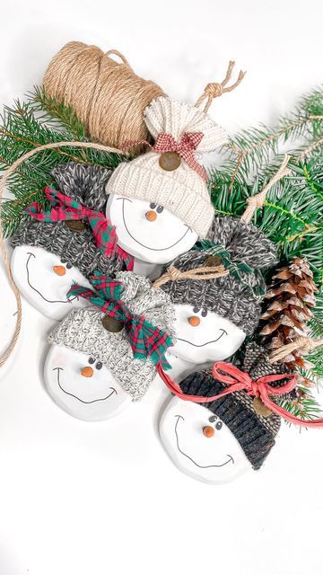 Craft Snowman Ideas, Unique Snowman Ideas, Diy Beaded Ornaments Christmas, Crafts Using Cans, Big Snowman Diy, Handmade Kids Ornaments, Diy Snowmen Ornaments, Diy Christmas Crafts To Sell 2024, Snowman Diy Ornaments