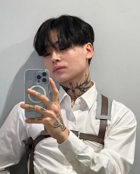 🥺❤️ Vlad Hoshin, Male Pose Reference, Army Girlfriend Pictures, Asian Tattoos, Black Hair Color, Korean Boys, Aesthetic People, Social Media Stars