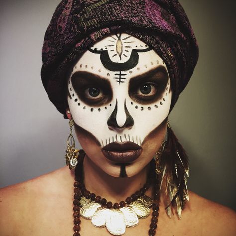 Cool Halloween makeup idea: Voodoo Priestess! This is a cool twist on the classic sugar skull make up IMO! Voodoo Makeup Woman Witch Doctor, Witch Doctor Costume Female Diy, Diy Voodoo Priestess Costume, Voodoo Makeup Woman, Voodoo Queen Makeup, Voodoo Witch Makeup, Voodoo Priestess Makeup, Witch Doctor Makeup, Voodoo Makeup