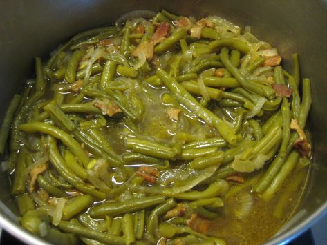 How to Cook Fresh Green Beans.  Paula Deen's Delicious Recipe Cook Fresh Green Beans, Fresh Green Bean Recipes, Delicious Green Beans, Cooking Fresh Green Beans, The Best Green Beans, Soup Appetizers, Paula Deen Recipes, Green Beans And Potatoes, Texas Roadhouse