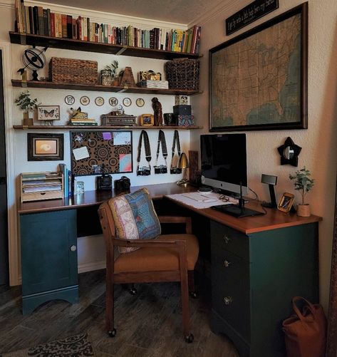 Green Corner, Home Inspo Cozy, Cozy Desk, Eclectic Boho, Studio Room, Home Inspo, Boho Green, Home Office Setup, Apartment Inspiration