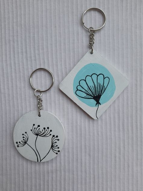 Mdf Keychain Painting Ideas, Hand Painted Keychain, Wooden Keychain Painting, Keychain Painting, Keychain Diy Easy, Canvas Keychain, Keyring Craft, Painted Magnets, Friendship Crafts