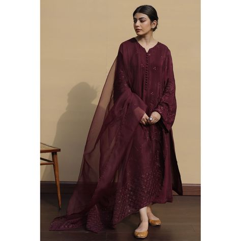 Shoes Guide, Desi Dress, Floral Frocks, Burgundy Outfit, Pakistani Wedding Outfits, Dresses Beautiful, Pakistani Dresses Casual, Salwar Kamiz, Simple Pakistani Dresses