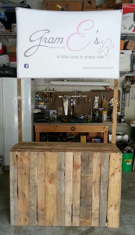 Awesome display table made from a pallet! Pallet Display, Chili Cookoff, Garden Patch, Craft Booth Display, Vendor Displays, Soap Display, Market Booth, Diy Props, Craft Fairs Booth