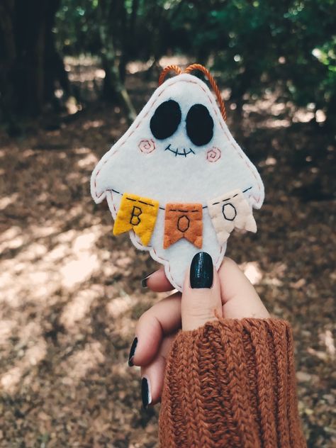 Halloween Felt Ornaments, Felt Halloween Crafts, Christmas Shoes Diy, Ghost Ornaments, Felt Halloween Decorations, Fall Felt Crafts, Felt Halloween Ornaments, Halloween Toddler Party, Felt Ghost