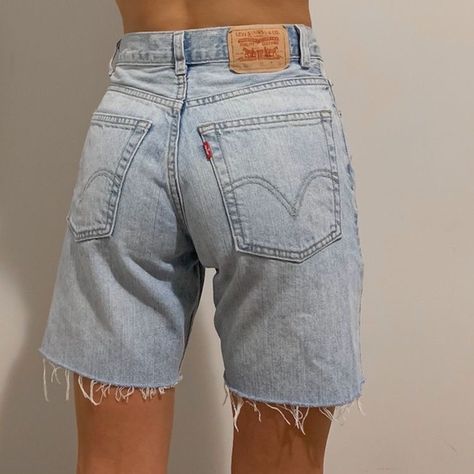 Denim Bermuda Shorts Outfit, Bermuda Shorts Outfit, Vintage Levi Shorts, Denim Shorts Outfit, Levi Shorts, Mode Inspiration, Vintage Jeans, Look Cool, Fitness Inspo