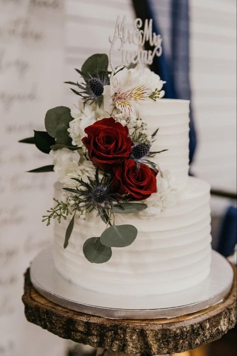 2 Tier Wedding Cake, Red Velvet Wedding Cake, 2 Tier Wedding Cakes, Christmas Wedding Inspiration, Christmas Wedding Cakes, Burgundy Wedding Cake, 3 Tier Wedding Cakes, Small Wedding Cakes, Winter Wedding Cake