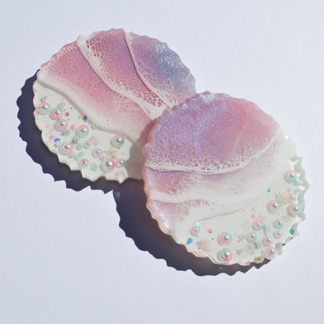 Pearl Resin Coasters, Pink Resin Coasters, Bisnis Ideas, Diy Resin Accessories, School Holiday Crafts, Agate Art, Resin Pearl, Rustic Wedding Gifts, Resin Crafts Tutorial