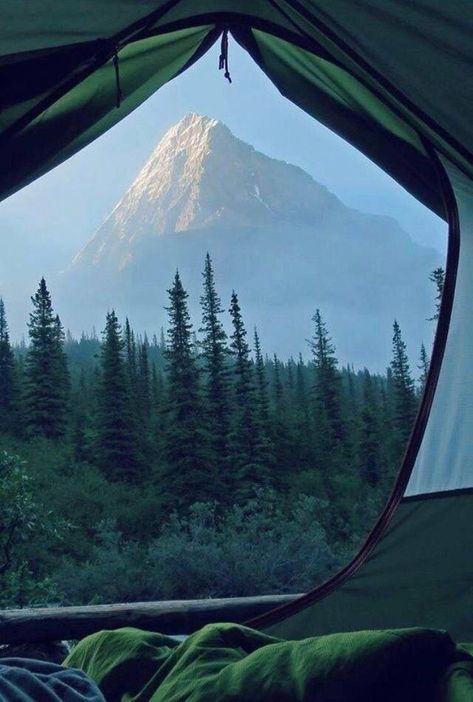 Dieses Zelt, das perfekt den Berg einrahmt. 23 beeindruckende Bilder, die dich und deine Seele beruhigen werden Zelt Camping, Mountain Aesthetic, Travel Motivation, Camping Nature, Camping Photography, Camping Aesthetic, Mountain Photography, 판타지 아트, Camping Experience