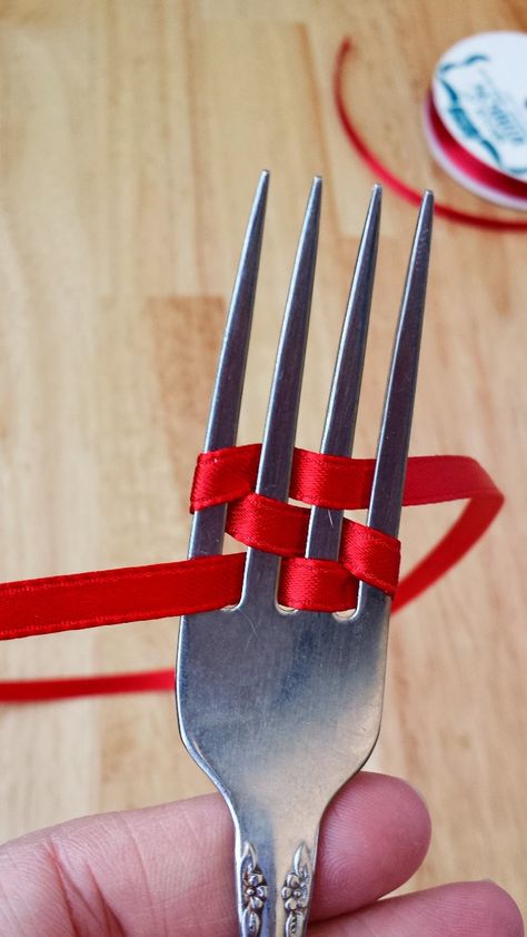 Use a Fork to Create Perfect Little Bows - Destination Decoration Fork Bow, Homemade Bows, Bows Diy Ribbon, Diy Outdoor Decor, Diy Cardboard Furniture, Ribbon Headbands, Tiny Bow, Diy Storage Furniture, Bow Tutorial