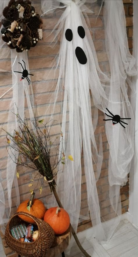 Painel Halloween, Diy Halloween Ghost Decorations, Halloween Outdoor Ghost, Diy Ghost Decoration, Halloween Theme Birthday, Diy Halloween Ghosts, Diy Ghost, Spooky Diy, Dekorasi Halloween