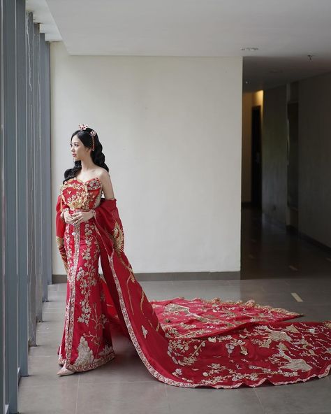 Wedding gown & Cheongsam (@alethea_official.id) • Instagram photos and videos Red Cheongsam Wedding, Sangjit Cheongsam, Chinese Engagement Dress, Cheongsam Sangjit, Sangjit Dress, Cheongsam Gown, Chinese Bridal Dress, China Wedding Dress, Modern Chinese Wedding Dress