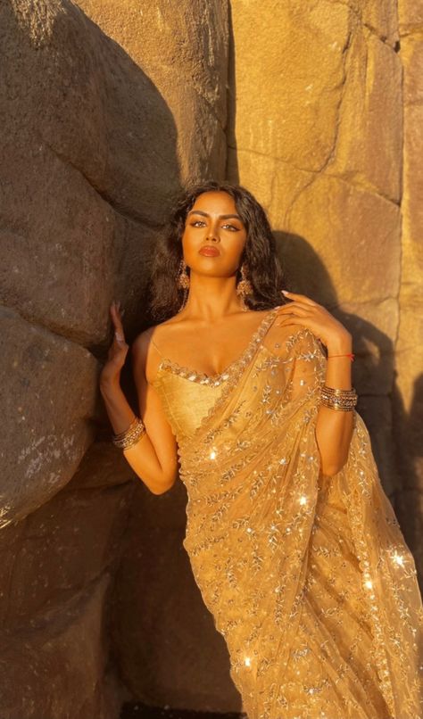 beautiful gold saree with sequin and glitter embellishments, adorned by south indian woman, desi, south asian Sparkly Saree, Glittery Saree, Glitter Saree, Raw Silk Blouse, Portrait References, Sequin Saree, Scalloped Border, Saree Photoshoot, Pretty Princess