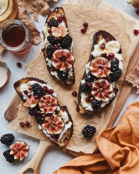 Platter Table, Crumble Recipes, Puffed Quinoa, Country Bread, Toast Toppings, Crumble Recipe, Basic Kitchen, Bread Toast, Aesthetic Life