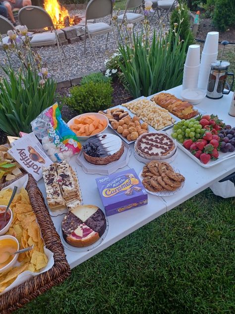 Birthday Party Outside Ideas Summer, Fun Bonfire Ideas, Bonfire Party Games For Adults, Bonfire Ideas Food, Fire Pit Night Friends, Bonfire Themed Birthday Party, Diy Bonfire Pit Cheap Backyard Ideas, Bonfire Set Up, Summer Bonfire Party Ideas