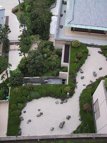 Rooftop Zen Garden.  Visit www.jollylane.com/greenhouse to learn more about our Rapid City greenhouse. Tokyo Bay, Garden Stand, House And Garden, Rooftop Garden, Roof Garden, Foliage Plants, Terrace Garden, Green Roof, Large Plants