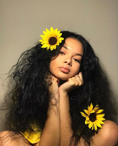 Flowers In Hair Photoshoot, Boo Photoshoot, Sunflower Photoshoot, 21st Birthday Photoshoot, Beautiful Photoshoot Ideas, Spring Photoshoot, Flower Photoshoot, Creative Photoshoot Ideas, Photographie Portrait Inspiration