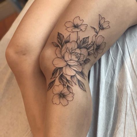 Thigh Simple Tattoos Women, Rose Of Sharon Tattoo, Theigh Tattoos, Beautiful Spine Tattoos, Tattoo Knee, Minimal Tattoo Designs, Optical Illusion Tattoos, Illusion Tattoos, Spine Tattoo Ideas