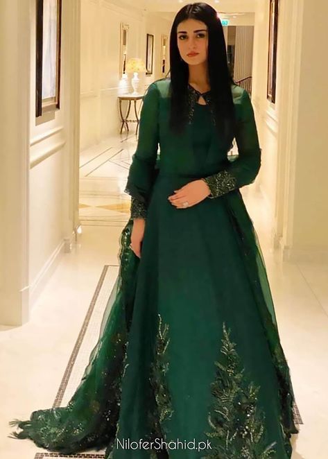 Sarah Khan is a vsiion in this emeerald green gown curated by the maestro of couture in Pakistan, Nilofer Shahid. Avaiable for high-end events and gatherings, worldwide. FREE SHIPPING! Designer: Nilofer Shahid Available at LAAM FOR DELIVERY Sarah Khan Pakistani Actress, Sarah Khan Dresses, Nilofer Shahid, Sarah Khan, Pakistani Party Wear, Pakistani Fashion Casual, Pakistani Celebrities, Kurta Design, Beautiful Pakistani Dresses