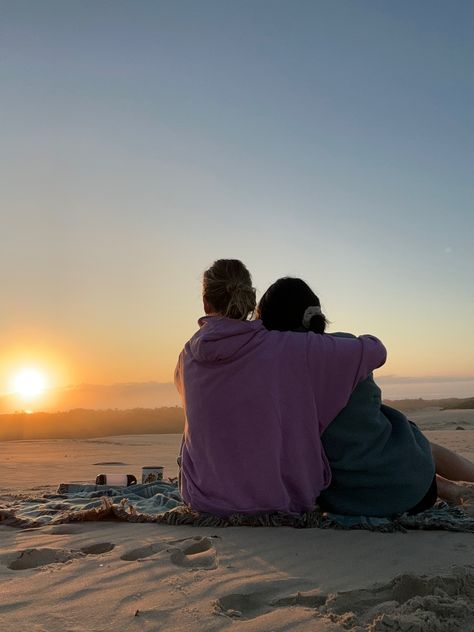 Wlw Beach Aesthetic, Lesbian Lifestyle Aesthetic, Wlw Travel Aesthetic, Wlw Travel, Wlw Pics To Recreate, Wlw Beach, Girlfriends Aesthetic Pictures, Wlw Love Aesthetic, Wlw Summer