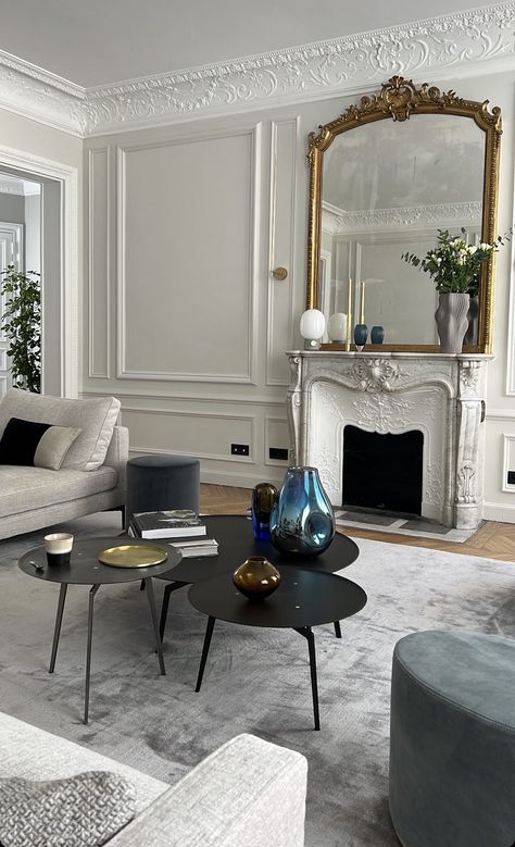 Parisian Minimalist Style Home, Hausmann Interior, Modern Parisian Interior Design, French Interior Design Parisian Style, French Modern Living Room, Haussmann Interior, Parisian Style Living Room, Modern Parisian Interior, Closet Offices