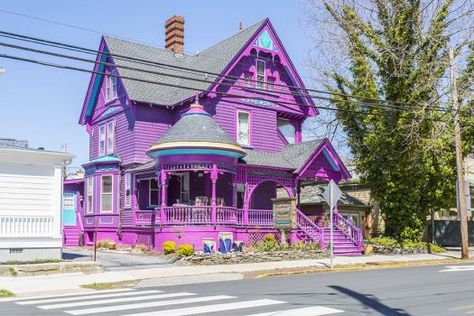 A purple house in Lewes, Delaware Kawaii House Exterior, Purple Victorian House, Painted Lady House, Kawaii House, Victorian Bohemian Decor, Old Style House, Purple House, Storybook House, Rainbow House