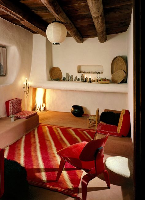 Inside Georgia O’Keeffe’s Handsome New Mexico Home Abiquiu New Mexico, Western Interior, New Mexico Homes, Adobe House, O Keeffe, Georgia O Keeffe, Throw Pillow Styling, Red Rooms, Vintage Interiors