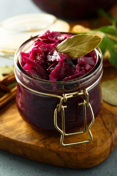 This Jamie Oliver Pickled Red Cabbage Recipe is really one of the easiest recipes for making pickled red cabbage in the whole UK. This easy-to-follow recipe Lacto Fermentation, Pickled Red Cabbage, Red Cabbage Recipes, Braised Red Cabbage, Pickled Cabbage, Jamie Oliver Recipes, Creme Caramel, Grain Bowl, Pickled Veggies