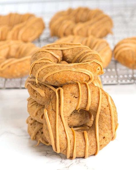 Apple Peanut Butter Dog Donuts - Want to make a homemade dog treat? These Apple Peanut Butter Dog Donuts are full of applesauce and peanut butter. They're lightly sweetened with honey and baked to perfection. They're finished with a drizzle of peanut butter. #cookiedoughandovenmitt #dogtreats #dogrecipes Applesauce Dog Treats, Apple Peanut Butter, Homemade Dog Cookies, Pet Treats Recipes, Ready Meals, Dog Biscuit Recipes, Easy Dog Treats, Healthy Dog Treats Homemade, Apple And Peanut Butter