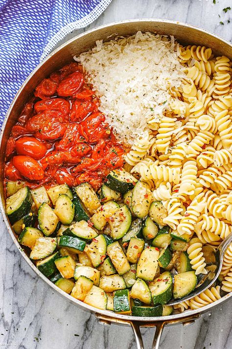 Healthy Tomato Zucchini Pasta - #tomato #zucchini #pasta #recipe #eatwell101 - Healthy Tomato Zucchini Pasta is the perfect quick and easy weeknight meal. Filled with fresh vegetables this vegetarian pasta recipe is sure to be a hit with the whole family. Ready in under 30 minutes! - #recipe by #eatwell101® One Pot Dinners, Tomato Zucchini Pasta, Zucchini Pasta Recipe, Vegetarian Pasta Recipe, Tomato Zucchini, Pasta Tomato, Resep Pasta, Vegetarian Pasta Recipes, Zucchini Pasta