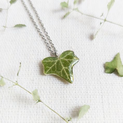 This dainty leaf necklace, a botanical necklace, is part of my real plant jewelry. A minimal boho necklace as an original gift. Eco resin jewelry to make you feel unique! Wearing this tiny leaf necklace will never go unnoticed because this green boho necklace is truly unique. Dainty leaf necklace to have the nature always with you. It is a truly unique creation that I've made with all my love: A pressed leaf necklace in crystalline resin with a stainless steel chain, that you can wear on every o Jewelry To Make, Easy Crafts To Sell, Jewelry Minimal, Flower Resin Jewelry, Silversmith Jewellery, Minimal Boho, Plant Jewelry, Simple Leaf, Eco Resin