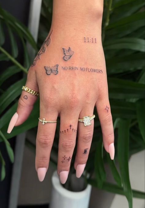 Tattoo Eyebrows, Tato Minimal, Basic Tattoos, Tattoo Red, Hand And Finger Tattoos, Pretty Hand Tattoos, Red Tattoo, Small Pretty Tattoos, Petite Tattoos