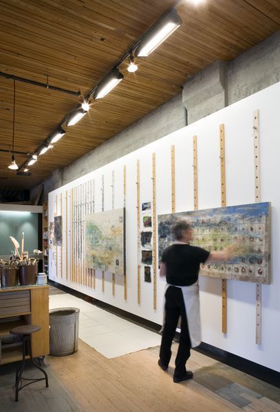 Great set up for hanging large canvases.  20 Inspiring Artist Studio Designs - ArchitectureArtDesigns.com Home Art Studios, Art Studio Storage, Olson Kundig, Art Studio Space, Art Studio Organization, Art Studio Room, Art Studio Design, Artistic Space, Art Studio At Home