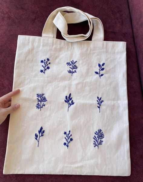 Broderie Tote Bag, Hand Embroidered Tote Bag, Tote Bag Diy Pattern, Embroidery Pouch, Simple Embroidery Designs, Canvas Cosmetic Bag, Embroidered Tote Bag, Hand Embroidery Projects, Embroidered Tote