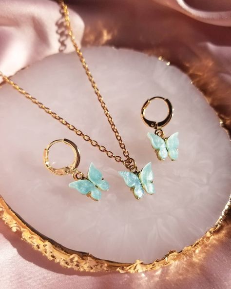 Sky Blue Butterfly, Types Of Colors, Earrings Amazon, Butterfly Necklaces, Aesthetic Butterfly, Earrings And Necklace Set, Pretty Jewelry Necklaces, Jewelry Photoshoot, Butterfly Pendant Necklace