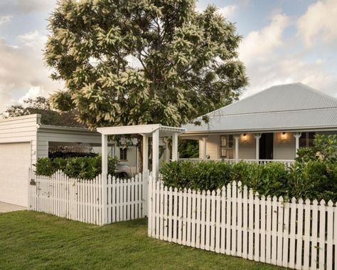 Gallery - Rachel and Rob’s Simply Chic Queensland Reno Queenslander Renovation, Brisbane Lions, Victorian Exterior, Outdoor Renovation, Homes To Love, Hygge Style, Barn Door Track, Heritage House, Beach Bungalows