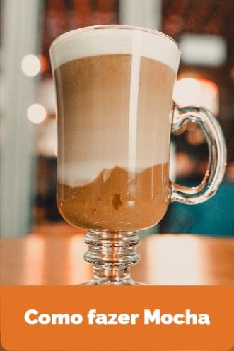 Primeiramente, prepare o coração coffeelover porque essa receita é a mais clássica das cafeterias e que, com certeza, vale a pena reviver essa experiência em casa. Então, hoje você vai aprender o passo a passo da melhor receita de Mocha ou Mocaccino, o drink com café perfeito para aqueles dias mais friozinhos do ano. Cafe Mocha, Café Mocha, Sangria, Beer Mug, Cappuccino, Chocolates, Mocha, Beer Glasses, Rum