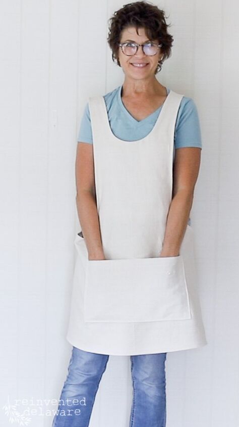 Today, I am sharing how to sew an apron. But not just any apron – this one is a back wrap style apron with a front pocket. And it’s so easy to sew! supplies list and shopping links: back wrap pattern drop cloth sewing machine serger (optional) iron pattern tracing material scissors and pinking shears (optional) thread apron patternEvery time I see one of these back-wrap or cross-back style aprons, I get excited about making one.I just hadn’t made the time to actua… Wrap Apron Pattern Free, Cross Back Apron Pattern Free, Aprons Diy Patterns, Apron Patterns Free, Sew An Apron, Easy Apron Pattern, Cross Back Apron Pattern, Wrap Apron, Free Apron Pattern