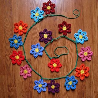 7 Free Spring Crochet Bunting, Garland & Banner Patterns Bunting Pattern, Crochet Puff Flower, Crochet Bunting, Crochet Garland, Confection Au Crochet, Crochet Flowers Free Pattern, Crocheted Flowers, Flower Garland, Crochet Collection