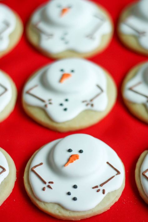 Chocolate Sugar Cookie Recipe, Melted Snowman Cookies, Chocolate Sugar Cookies, Xmas Cookies, Cookie Frosting, Christmas Cookies Decorated, Mini Cookies, Christmas Sugar Cookies, Cookie Icing